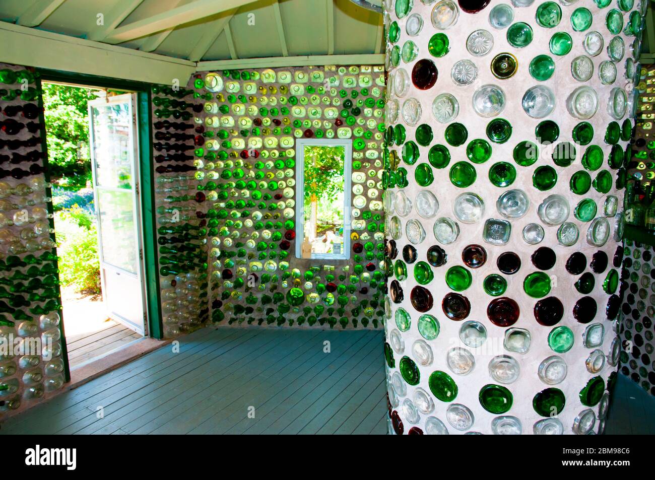 Cap-Egmont, Canada - 8 août 2016 : bouteilles en verre cimentées pour créer des maisons à bouteilles par Edouard T. Arsenault Banque D'Images