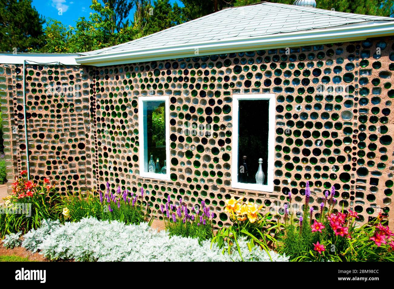 Cap-Egmont, Canada - 8 août 2016 : bouteilles en verre cimentées pour créer des maisons à bouteilles par Edouard T. Arsenault Banque D'Images