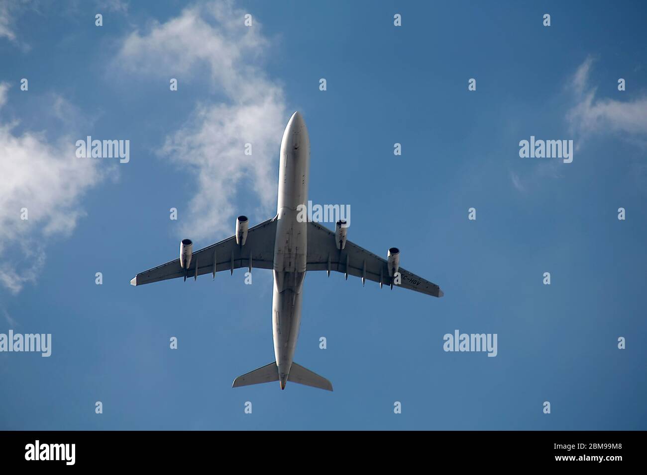 avion de ligne commercial par dessous Banque D'Images