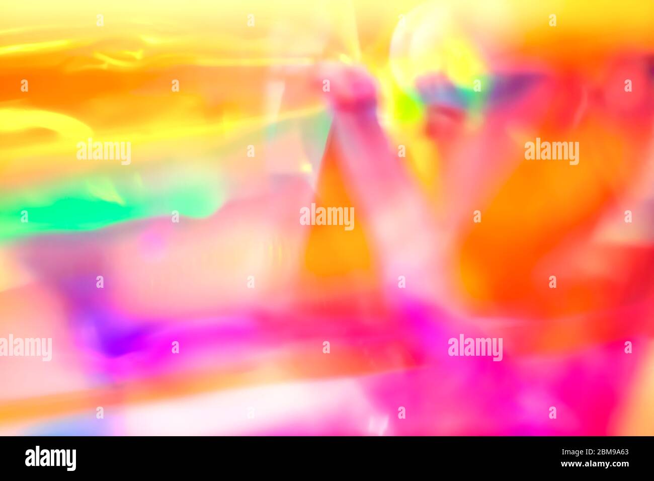 Résumé Happy Retro 90 pop psychédélique fond de fête avec des couleurs vives et saturées de néon arc-en-ciel Banque D'Images