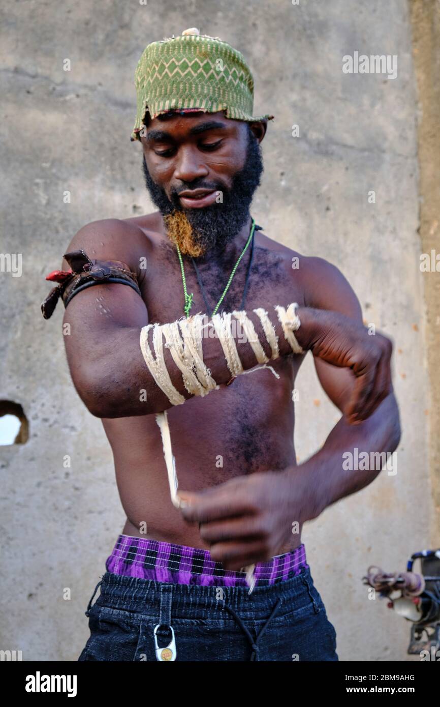 Boxeur traditionnel préparant les bandages de Fists à combattre dans un combat de démonstration dans les rues de Dutse. Banque D'Images