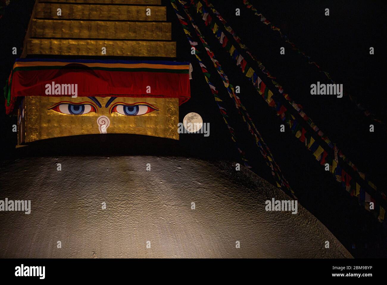 Katmandou. 7 mai 2020. La photo à exposition multiple prise le 7 mai 2020 montre une pleine lune et le Boudhanath Stupa, site classé au patrimoine mondial de l'UNESCO, dans la région de Boudha à Katmandou, au Népal. Le festival Bouddha Jayanti est célébré comme un jour Saint par les bouddhistes dans de nombreux pays asiatiques pour marquer la naissance, l'illumination et le nirvana du Bouddha Gautam le jour de la pleine lune en mai. Credit: Sulav Shrestha/Xinhua/Alamy Live News Banque D'Images