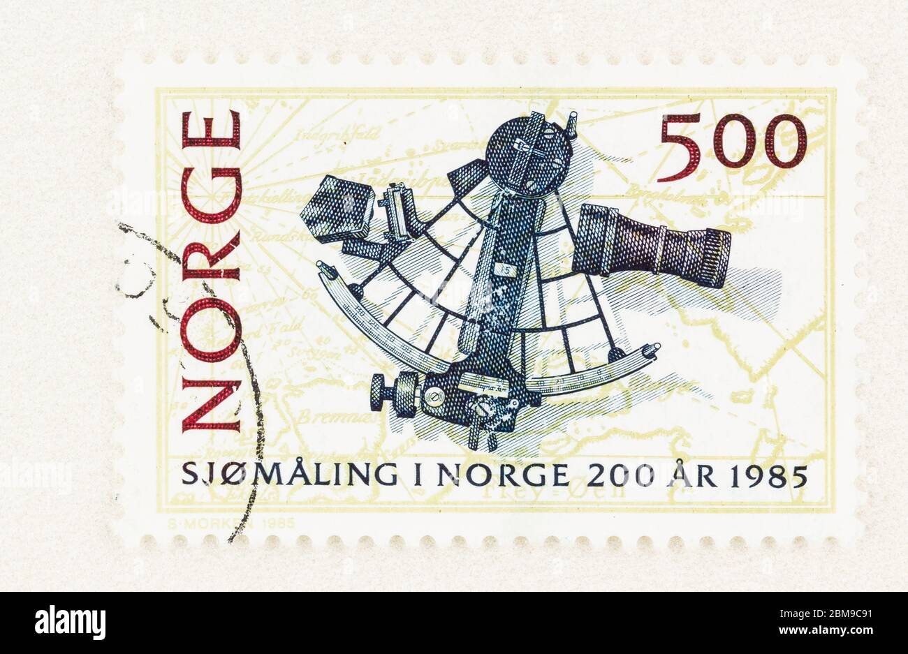 SEATTLE WASHINGTON - 3 mai 2020: Série des autorités portuaires présentant une carte hydrographique et sextant sur le timbre norvégien 1985. Scott # 870. Banque D'Images