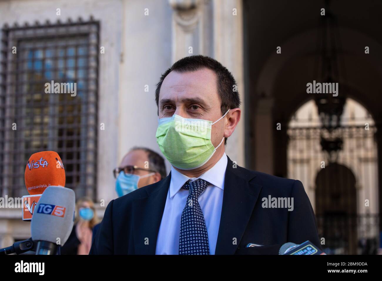 Rome, Italie. 07th Mai 2020. Ettore Rosato portant un masque facial par mesure de précaution quitte le Palazzo Chigi après la réunion de la délégation Italia Viva avec Giuseppe Conte. Crédit : SOPA Images Limited/Alamy Live News Banque D'Images