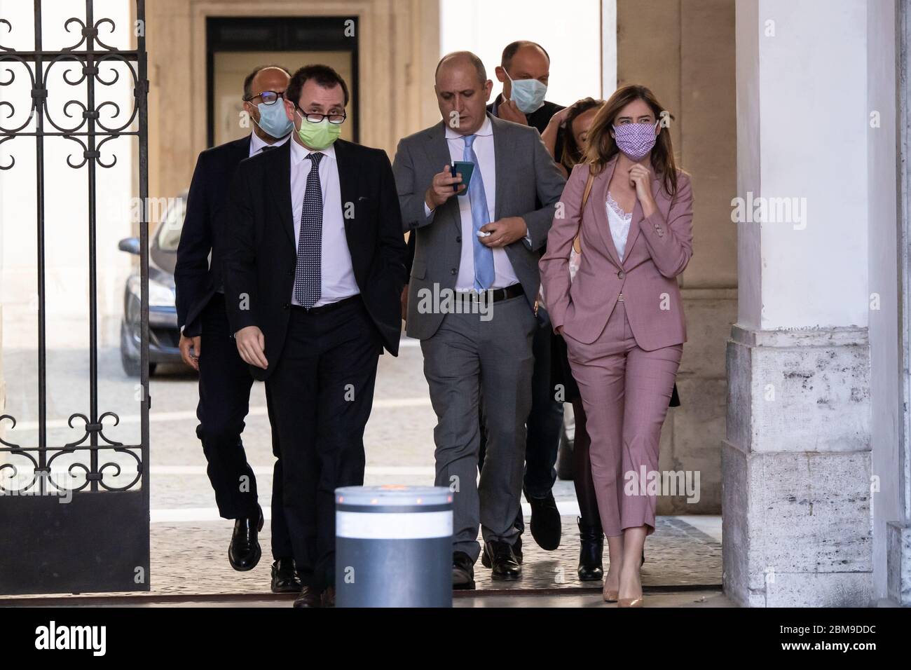 Rome, Italie. 07th Mai 2020. Maria Elena Boschi et Ettore Rosato portant des masques pour le visage par mesure de précaution quittent le Palazzo Chigi après la réunion de la délégation Italia Viva avec Giuseppe Conte. Crédit : SOPA Images Limited/Alamy Live News Banque D'Images