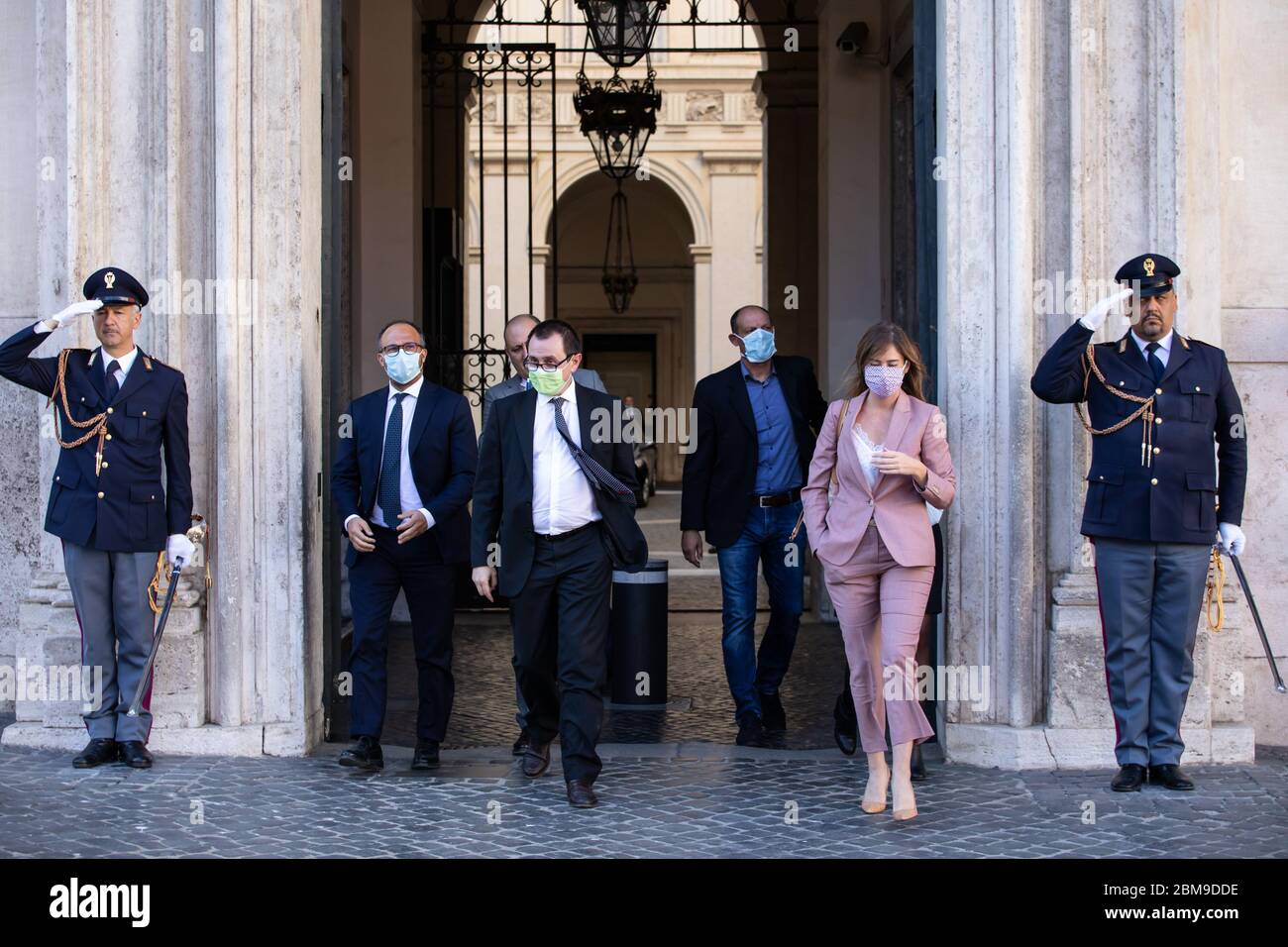 Rome, Italie. 07th Mai 2020. Maria Elena Boschi et Ettore Rosato portant des masques pour le visage par mesure de précaution quittent le Palazzo Chigi après la réunion de la délégation Italia Viva avec Giuseppe Conte. Crédit : SOPA Images Limited/Alamy Live News Banque D'Images