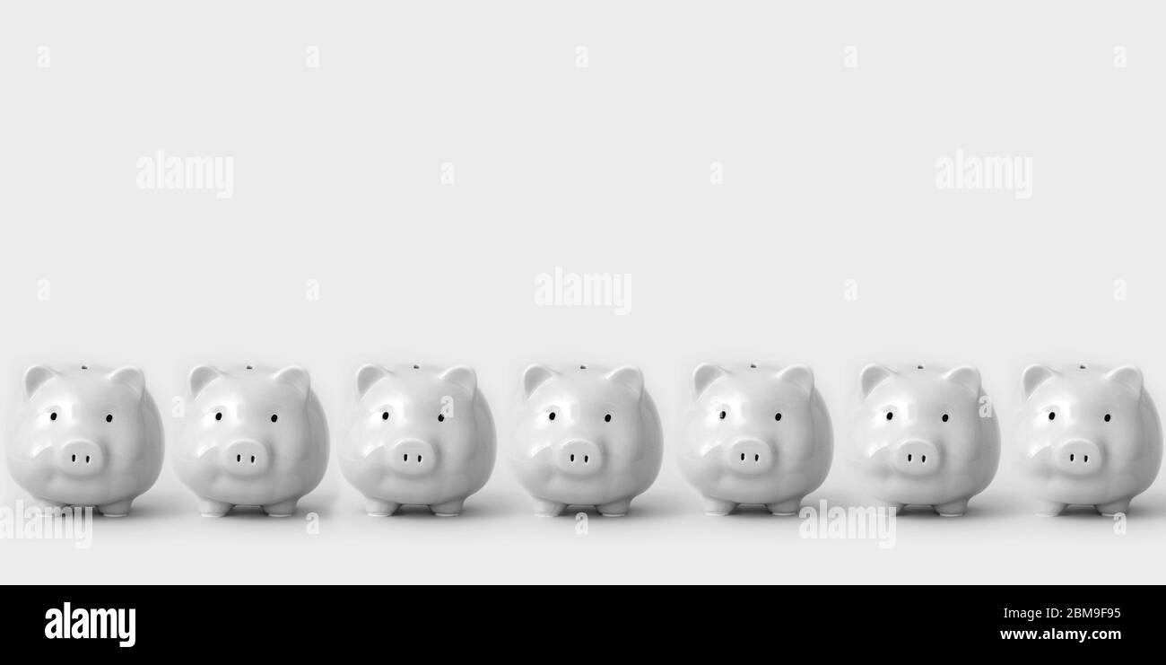 Image monochrome de sept bancs de porc debout dans la ligne. Concept de réserves financières dépensées et de la crise économique pendant le coronavirus PAN Banque D'Images