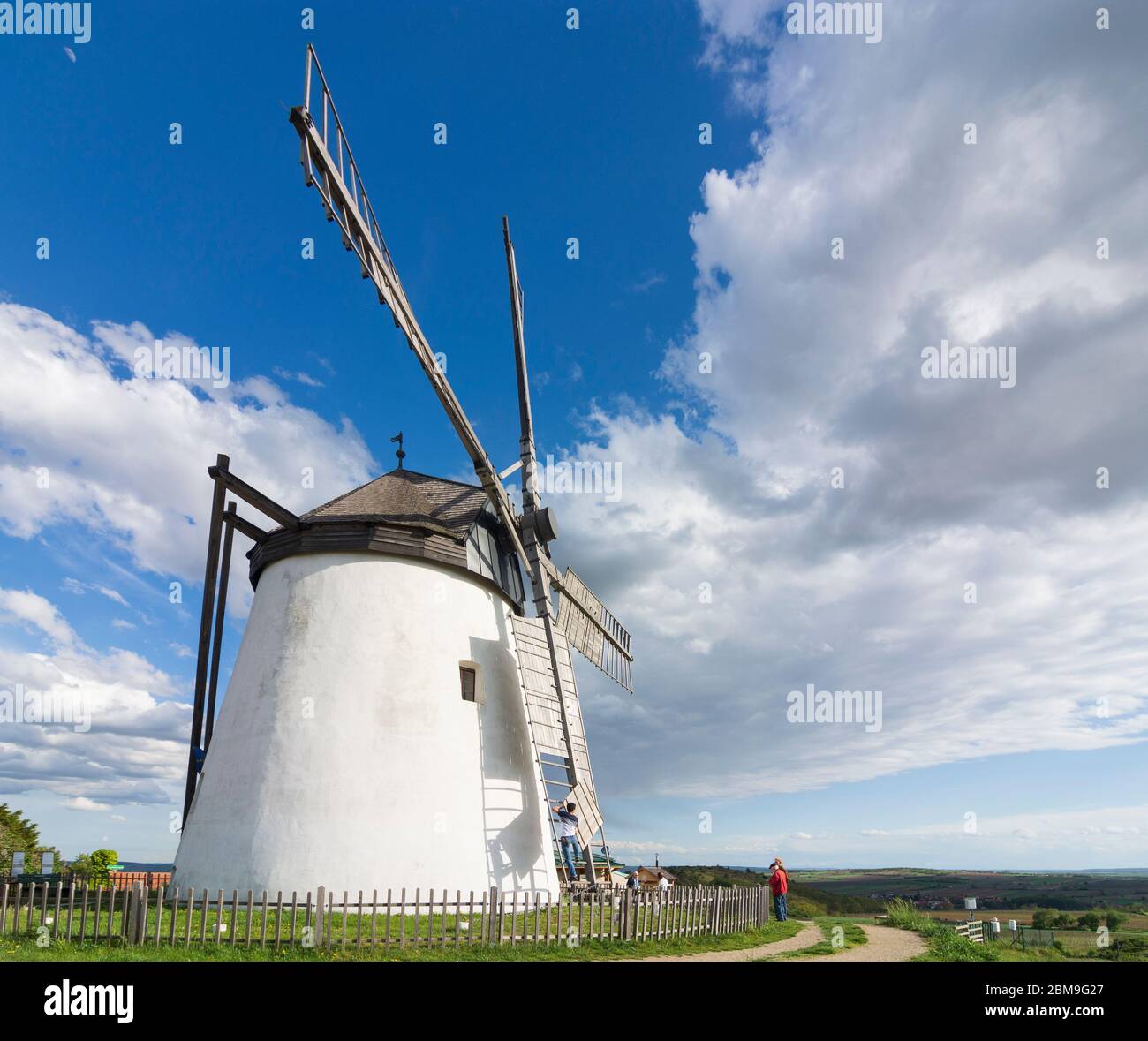 Retz: Éolienne, homme enlève des plaques des pales de moulin à vent pour réduire la zone exposée au vent, à Weinviertel, Niederösterreich, Basse-Autriche, Aust Banque D'Images