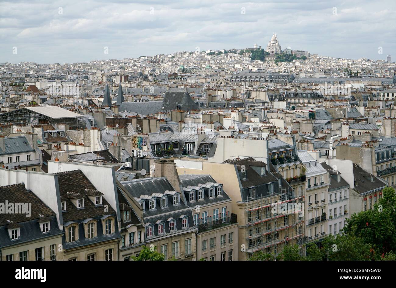 Vue sur Montmartre et la basilique du Sacré-cœur Sommet de la colline de Beaubourg.Paris.France Banque D'Images