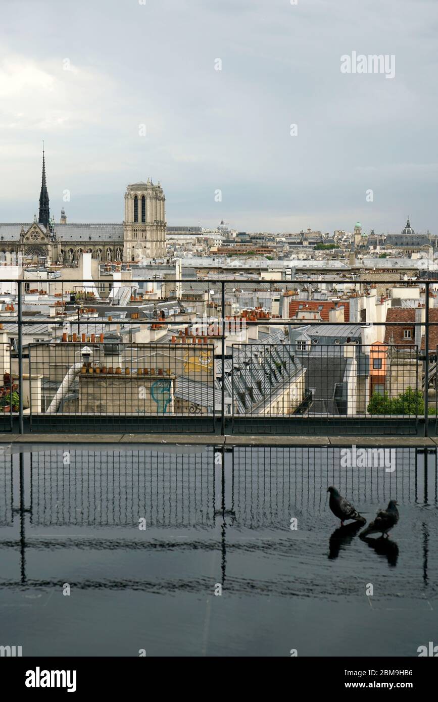 Le toit de la vue sur Beaubourg et la ville de Paris avec la cathédrale notre-Dame à distance du Centre Pompidou.Paris.France Banque D'Images