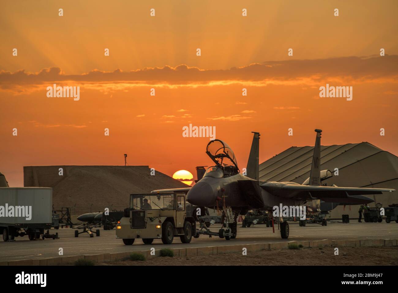 Des aviateurs, affectés à la 332e Escadre expéditionnaire aérienne, tracent un aigle F-15E Strike au lever du soleil le 15 avril 2020, dans un endroit non divulgué en Asie du Sud-Ouest. Le F-15E est un combattant tactique extrêmement maniable conçu pour permettre à l'Armée de l'Air d'établir une supériorité aérienne sur le champ de bataille. (ÉTATS-UNIS Photo de la Force aérienne par le Sgt. Ralph Branson) Banque D'Images