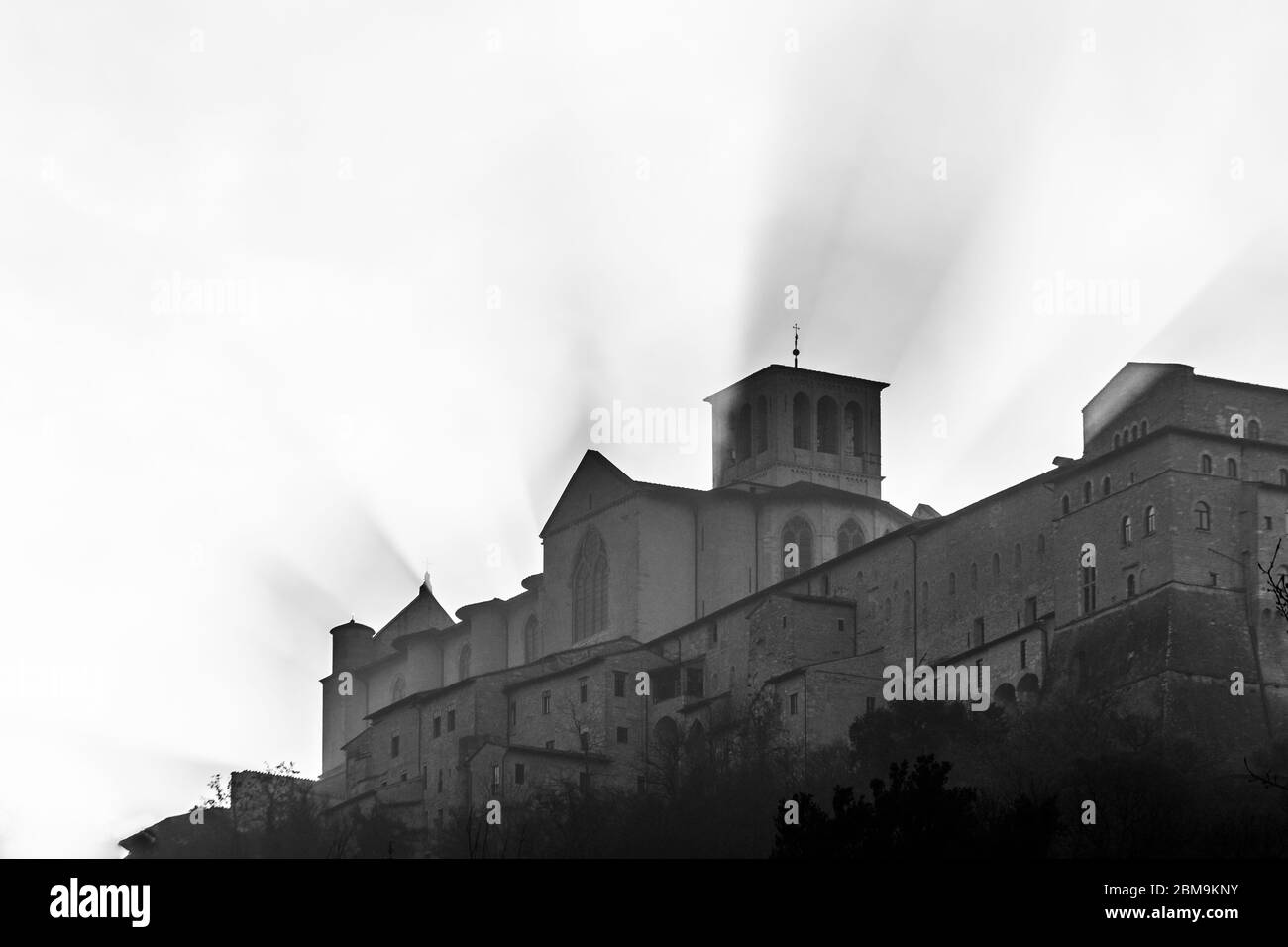 Église Saint François d'Assise (Italie) projetant des ombres dans la brume Banque D'Images