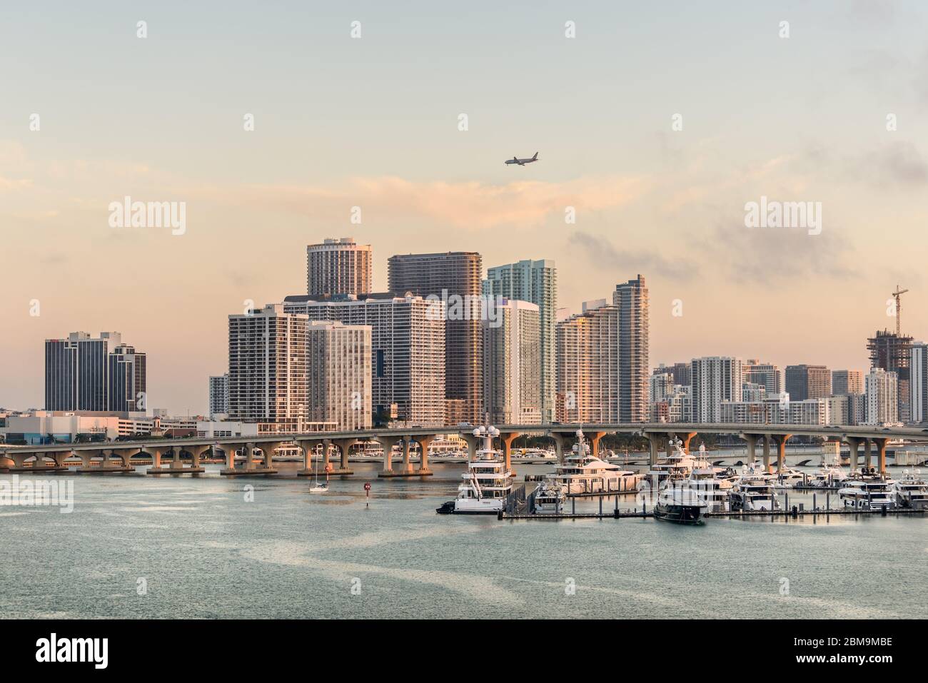 Miami, FL, États-Unis - 27 avril 2019 : vue à l'aube de Miami City Skyline depuis Dodge Island, à Biscayne Bay. Long pont de circulation et yacht de luxe i Banque D'Images