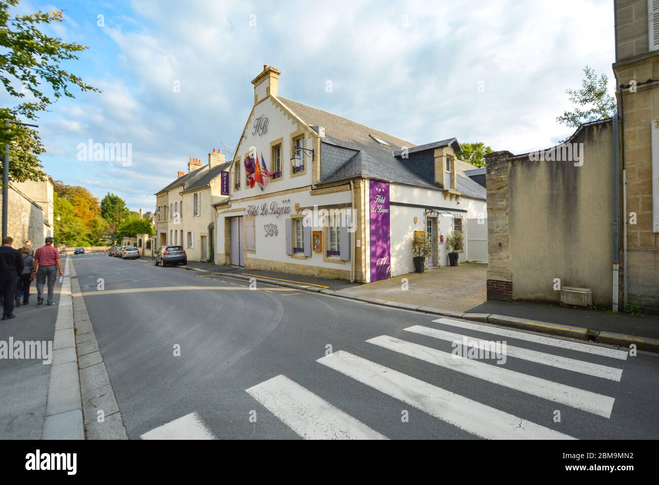 Les touristes et les Français locaux descendent une rue plus récente en face d'un hôtel dans la ville de Bayeux, France Banque D'Images