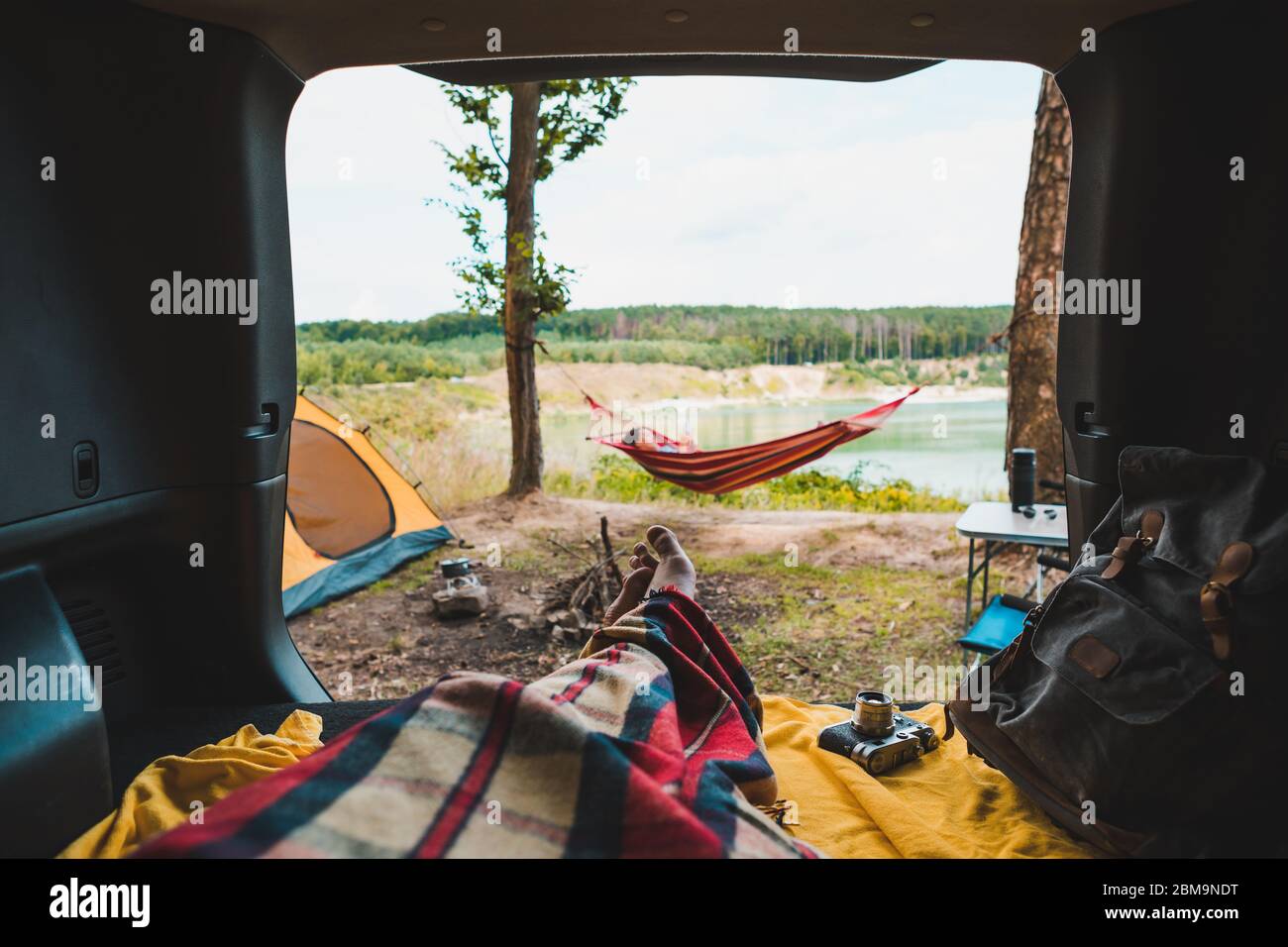 vue sur la personne couple se reposant au camping femme pontant dans hamac  avec belle vue sur le lac forestier Photo Stock - Alamy