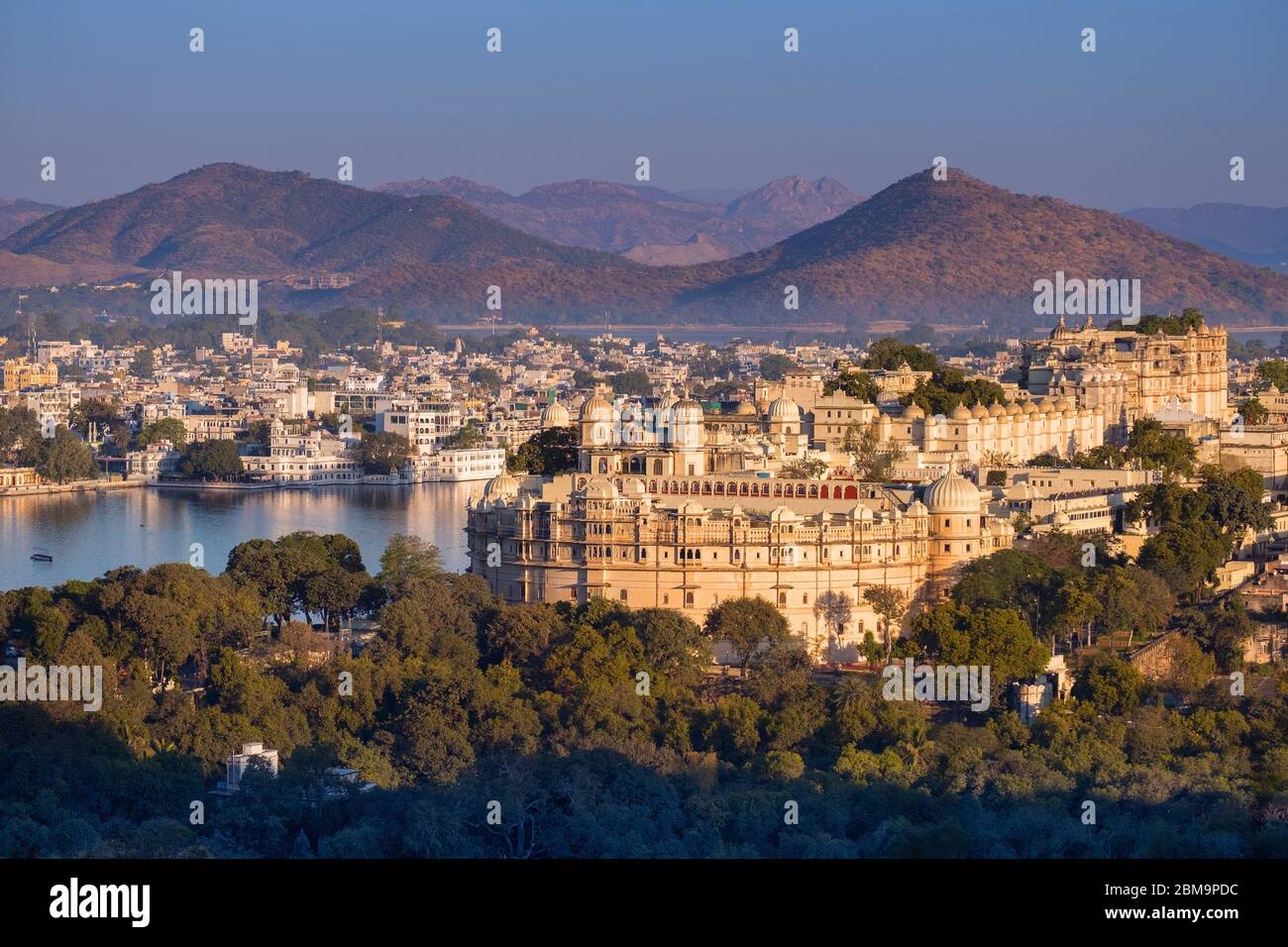 Vue Sur Le City Palace Udaipur Rajasthan Inde Banque D'Images