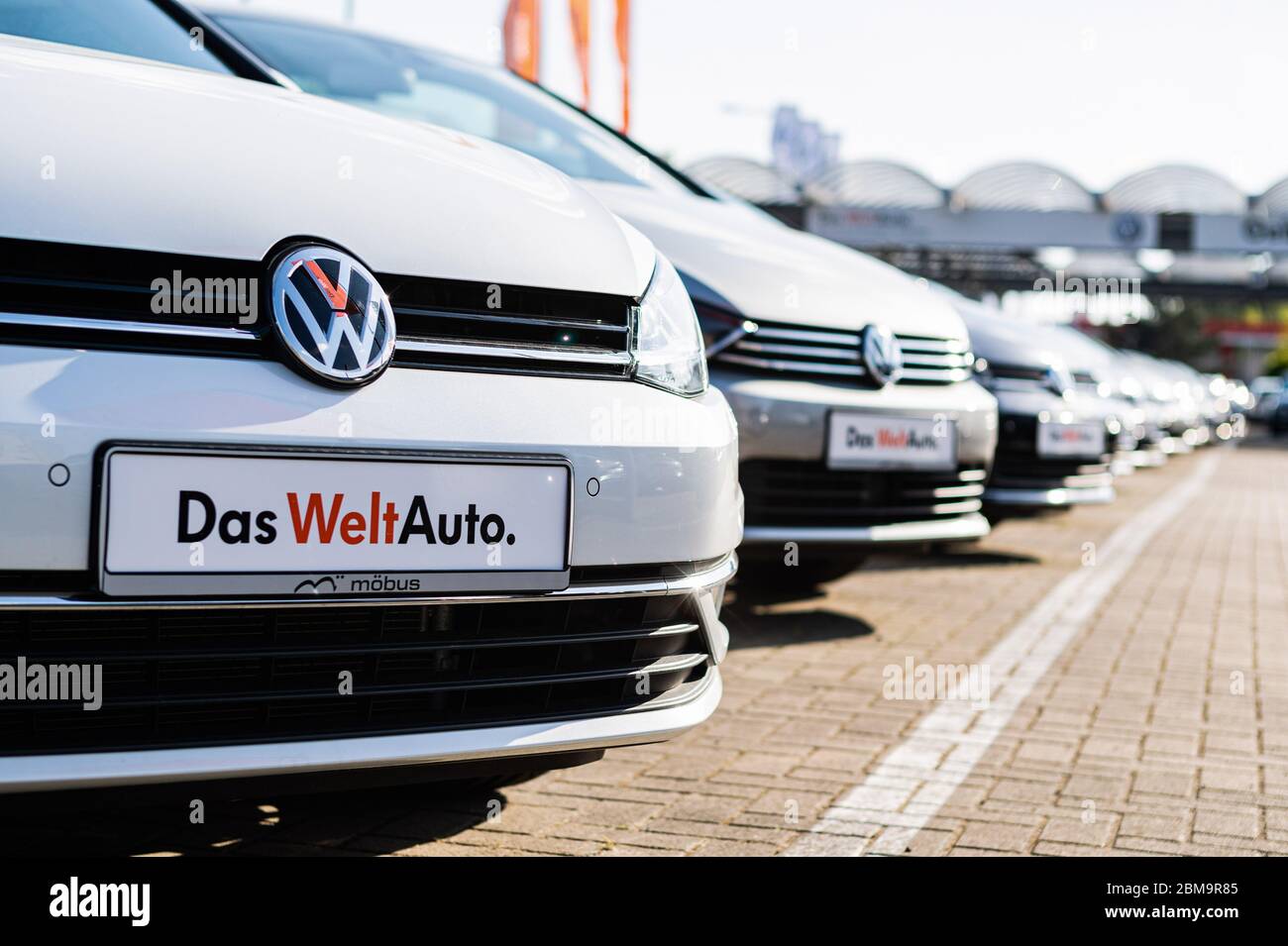 Berlin, Allemagne. 7 mai 2020. Les véhicules sont vus dans un concessionnaire de voitures Volkswagen à Berlin, capitale de l'Allemagne, le 7 mai 2020. L'exportation de voitures en Allemagne a été « quasiment paralysée », a indiqué l'Association allemande de l'industrie automobile (VDA). En baisse de 94 %, seulement 17,600 voitures de tourisme neuves ont été livrées à des clients du monde entier en avril. Crédit: Binh Truong/Xinhua/Alay Live News Banque D'Images