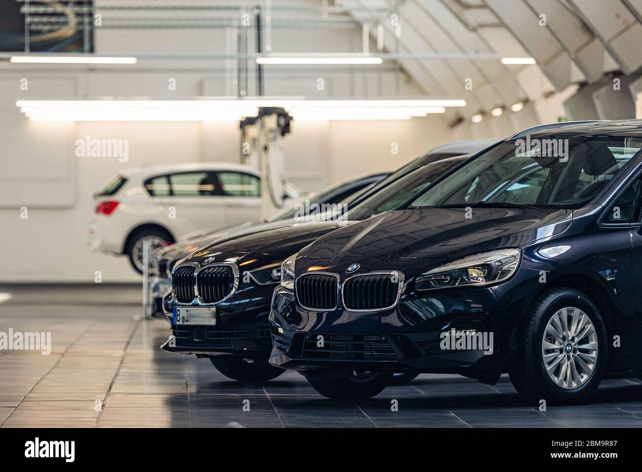 Berlin, Allemagne. 7 mai 2020. Les véhicules sont vus dans un concessionnaire de BMW à Berlin, capitale de l'Allemagne, le 7 mai 2020. L'exportation de voitures en Allemagne a été « quasiment paralysée », a indiqué l'Association allemande de l'industrie automobile (VDA). En baisse de 94 %, seulement 17,600 voitures de tourisme neuves ont été livrées à des clients du monde entier en avril. Crédit: Binh Truong/Xinhua/Alay Live News Banque D'Images