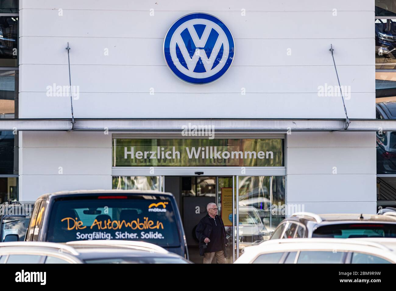 Berlin, Allemagne. 7 mai 2020. Un homme se tient à l'entrée d'un concessionnaire automobile de Volkswagen à Berlin, capitale de l'Allemagne, le 7 mai 2020. L'exportation de voitures en Allemagne a été « quasiment paralysée », a indiqué l'Association allemande de l'industrie automobile (VDA). En baisse de 94 %, seulement 17,600 voitures de tourisme neuves ont été livrées à des clients du monde entier en avril. Crédit: Binh Truong/Xinhua/Alay Live News Banque D'Images