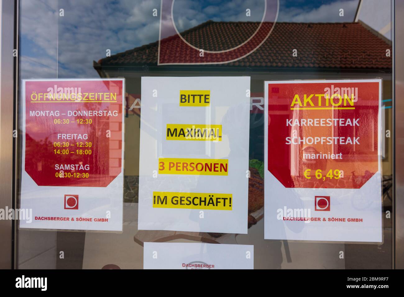 Maissau: Panneau à Butcher's 'Bitte maximime 3 Personen im Geschäft', Corona virus Time, à Weinviertel, Niederösterreich, Basse-Autriche, Autriche Banque D'Images