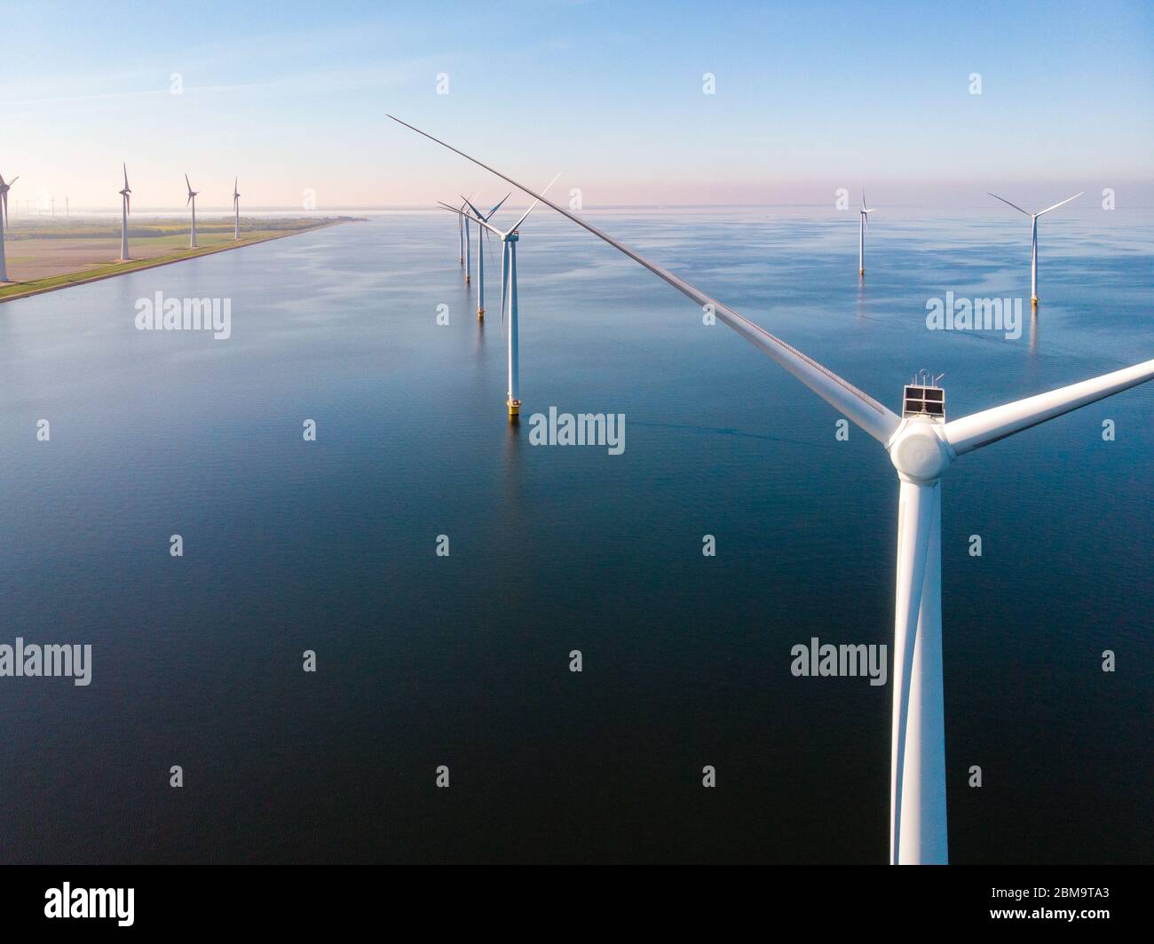 Éolienne depuis la vue aérienne, vue sur Drone au parc à vent ouest stermeerdijk une ferme de moulin à vent dans le lac IJsselmeer le plus grand aux Pays-Bas, durable Banque D'Images