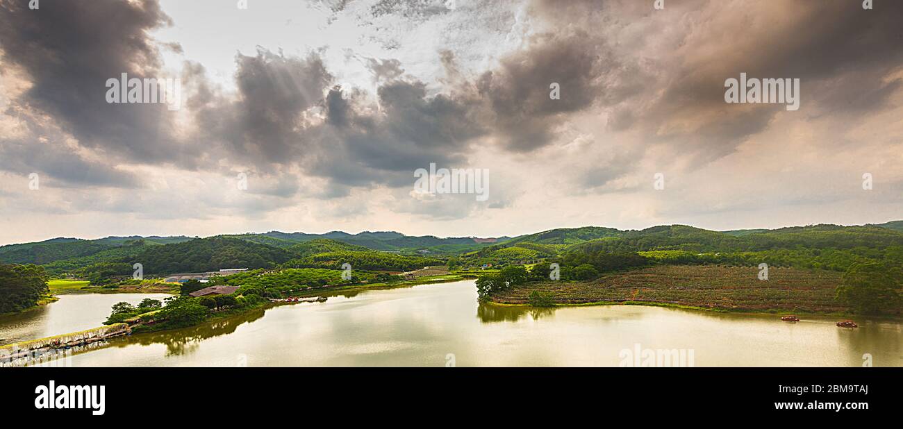 Photo aérienne du paysage rural du lac au coucher du soleil. Banque D'Images