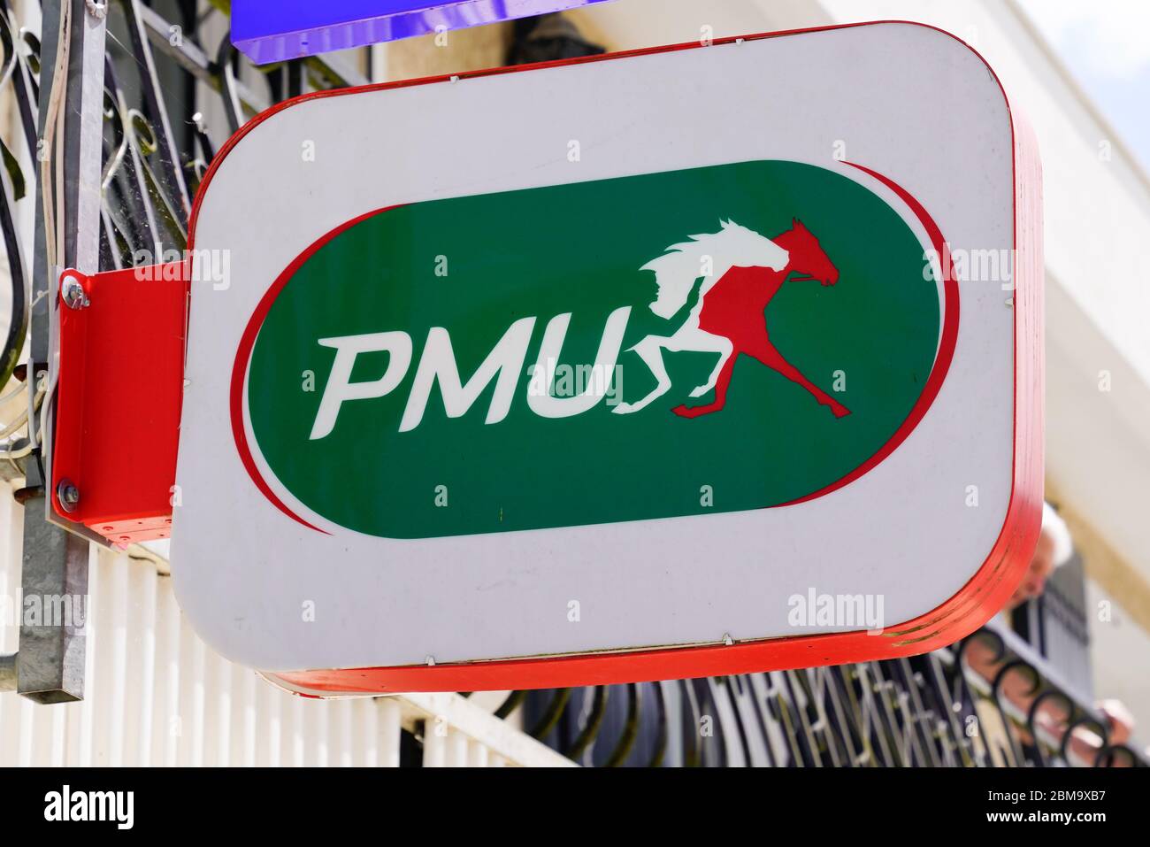Bordeaux , Aquitaine / France - 05 05 2020 : PMU logo vert magasin célèbre boutique français chevaux course Paris sport organisation Banque D'Images
