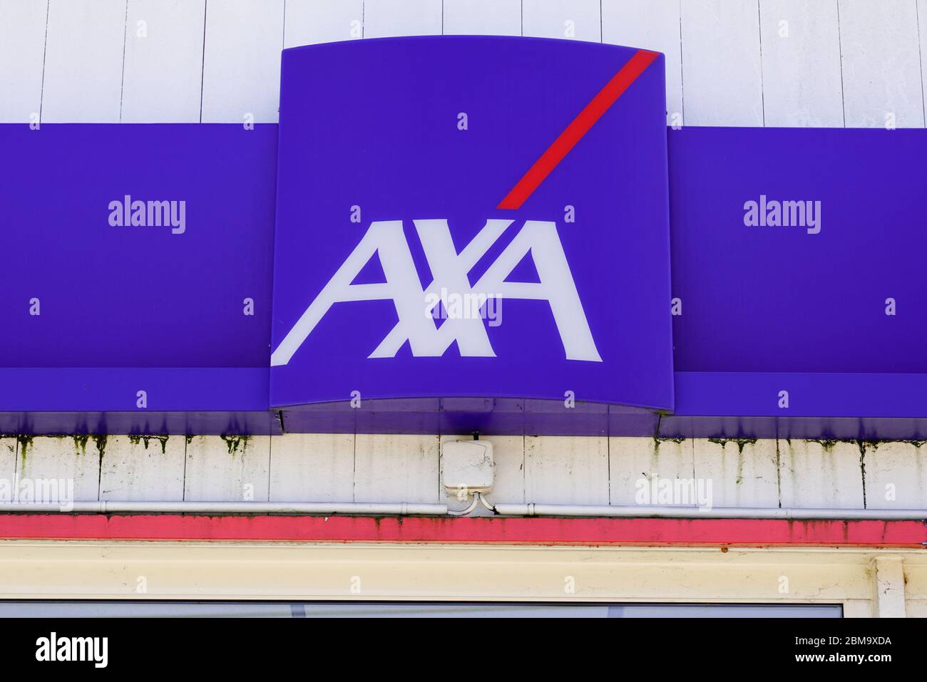 Bordeaux , Aquitaine / France - 05 05 2020 : logo axa signe bleu immeuble de bureaux d'assurance multinationaux français Banque D'Images
