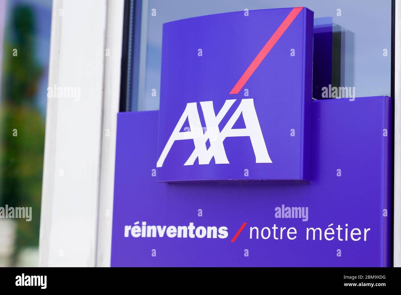 Bordeaux , Aquitaine / France - 05 05 2020 : logo axa marque bleue du magasin bureau d'assurance multinational français Banque D'Images