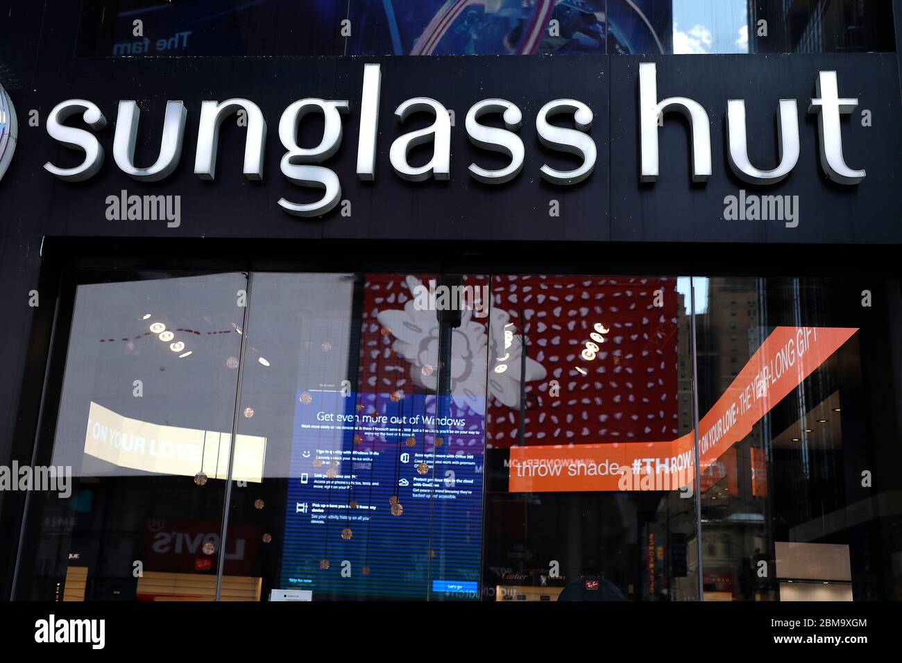 Le logo Sunglass Hut est visible sur l'une de leurs branches. Banque D'Images