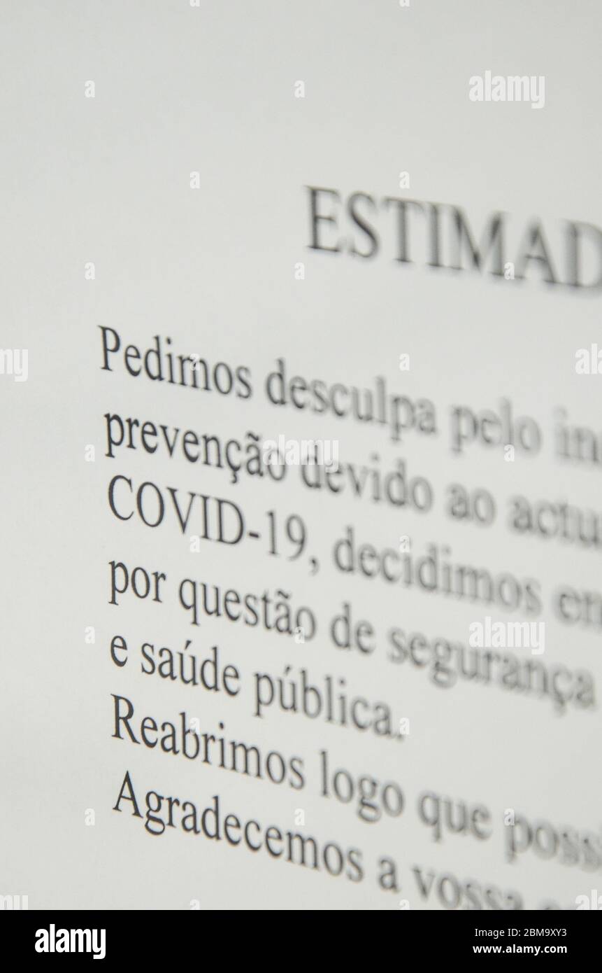 Faro, Portugal - 16 mars 2020 : message imprimé sur la fenêtre d'un magasin écrit en portugais informant les gens de la fermeture en raison de l'épidémie de coronavirus COVID-19. Pandémie de COV-SRAS-2. Banque D'Images