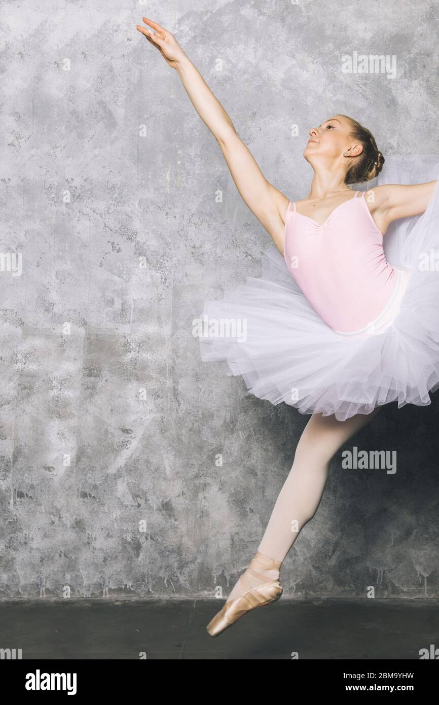 Jolie danseuse de ballerina dansante classique de ballet contre le vieux  mur rustique Photo Stock - Alamy