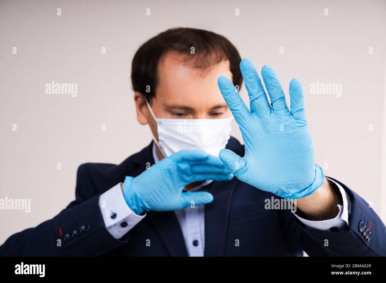 Homme dans le masque souffrant d'une attaque de panique et d'essoufflement Banque D'Images