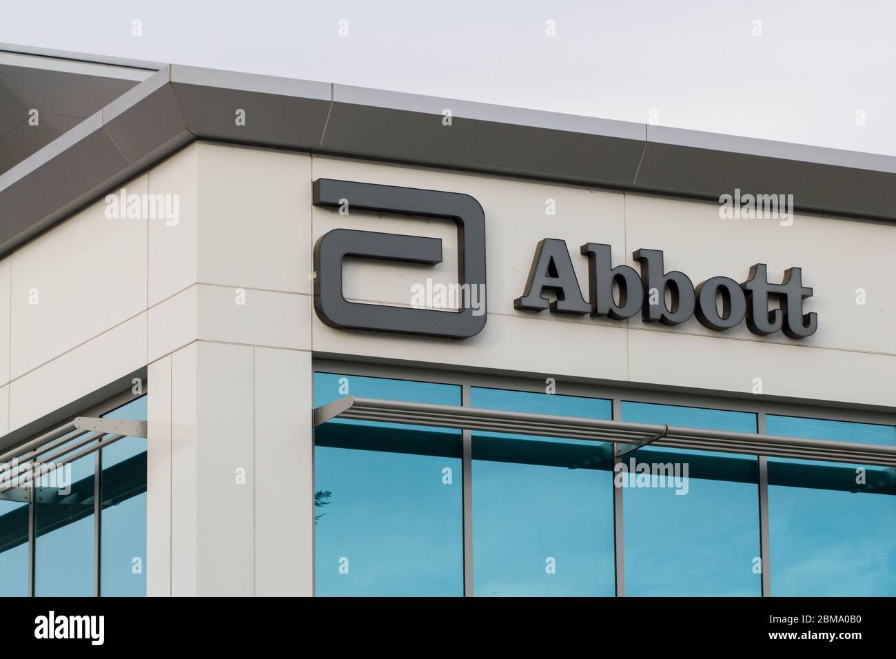 Le logo Abbott est visible au siège social de la société américaine Abbott Laboratories, spécialisée dans les dispositifs médicaux et les soins de santé, à Sunnyvale, en Californie. Banque D'Images