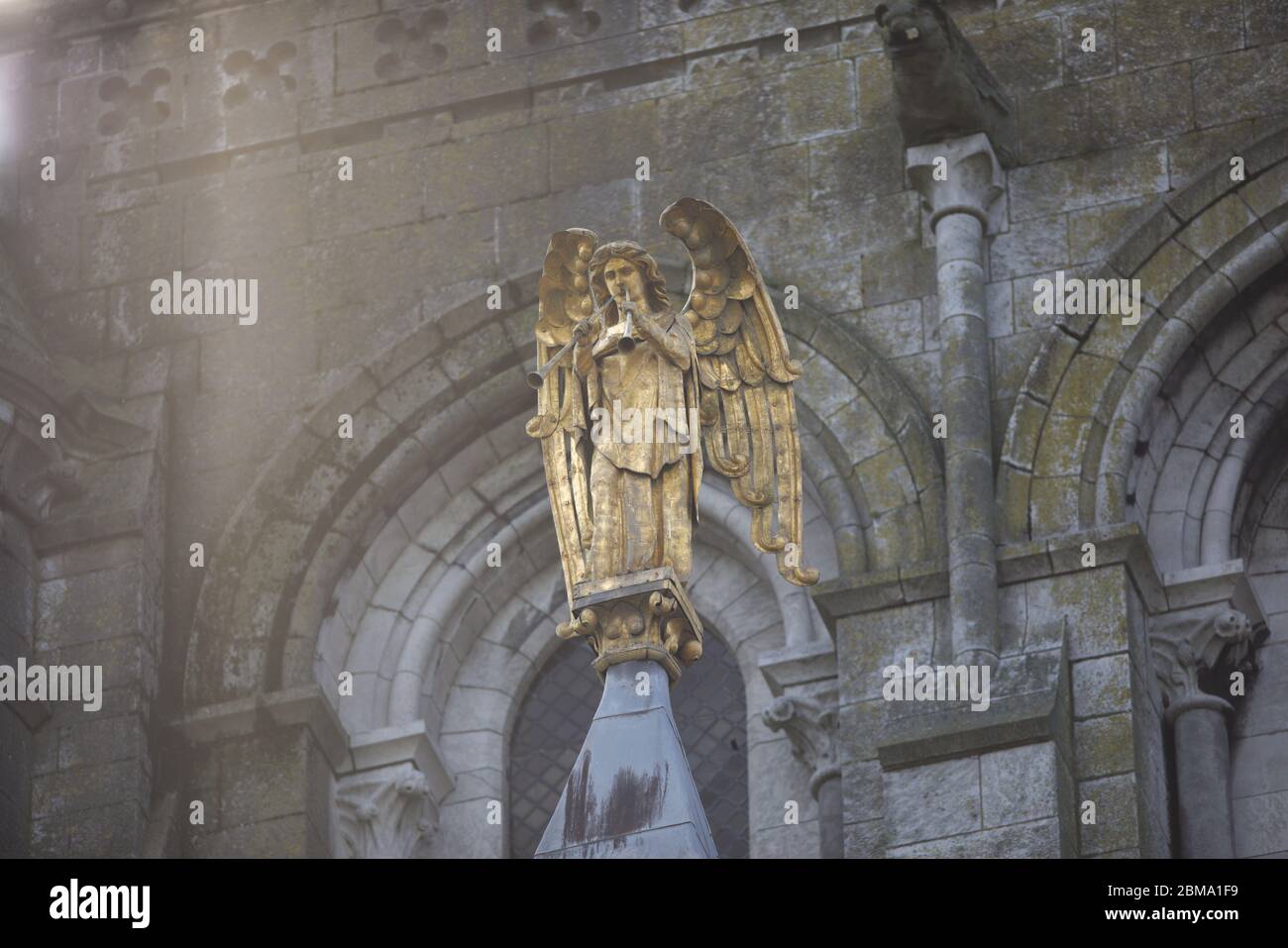 Une statue d'ange doré sur la cathédrale de fin Barres de Cork Banque D'Images