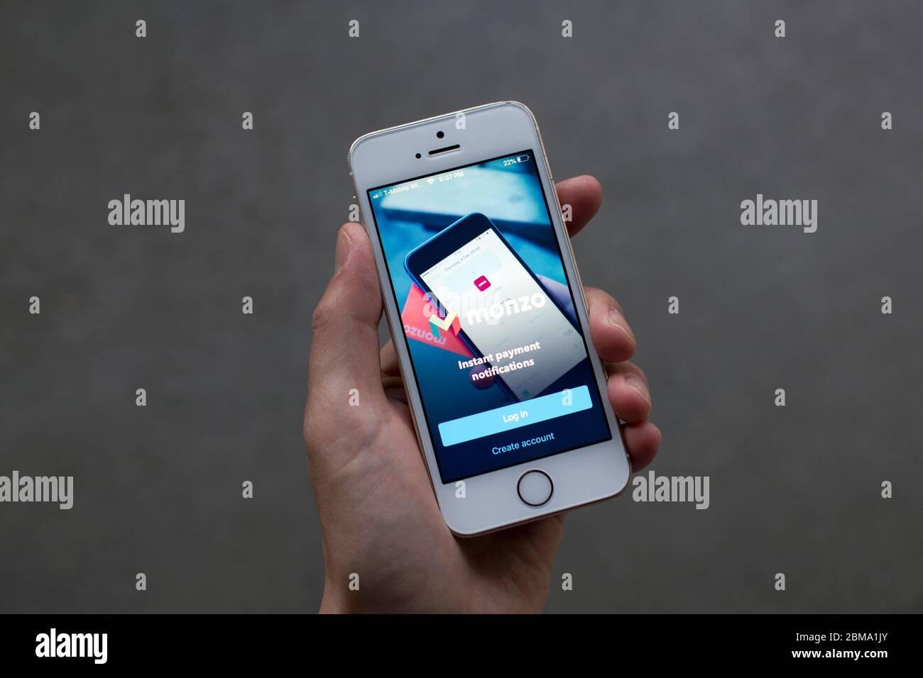 Page de connexion à l'application Monzo affichée sur un iPhone. Monzo Bank est une banque en ligne et a été l'une des premières banques de challenger basées sur des applications au Royaume-Uni. Banque D'Images