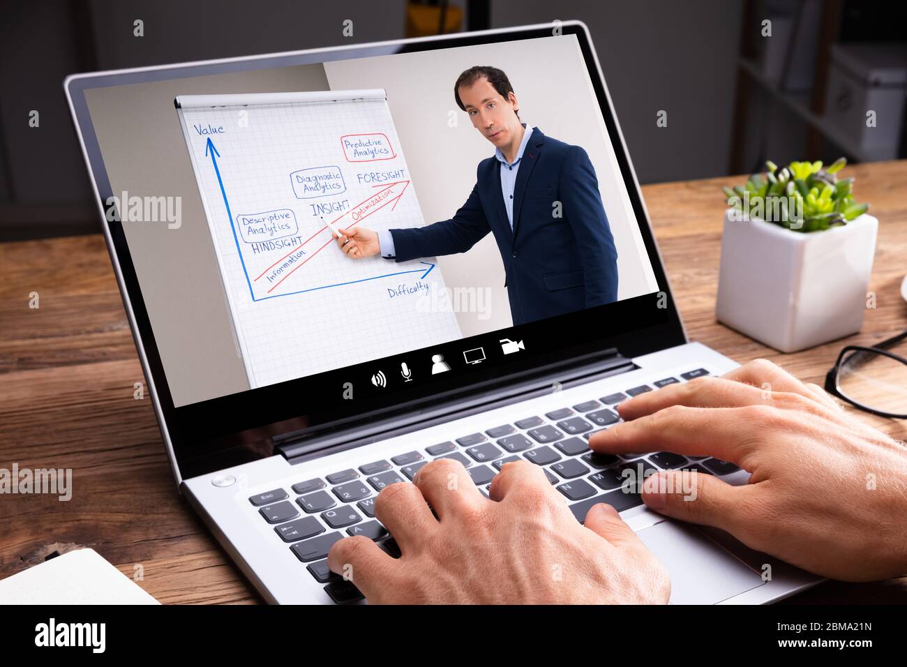 L'homme participant à la séance de coaching en ligne Using Laptop Banque D'Images