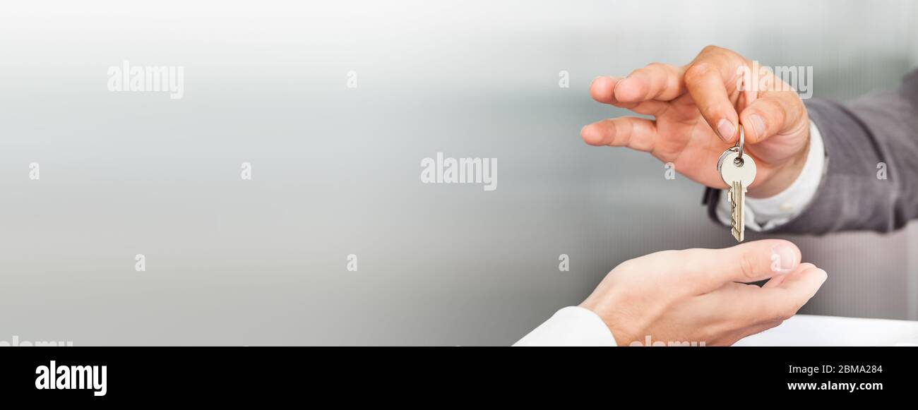 Remise de la clé de propriété personnelle. Transaction de clôture de courtier Banque D'Images