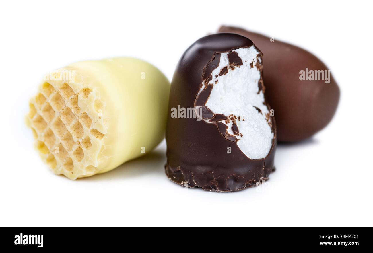 Guimauves au chocolat isolées sur fond blanc (gros plan ; mise au point sélective) Banque D'Images