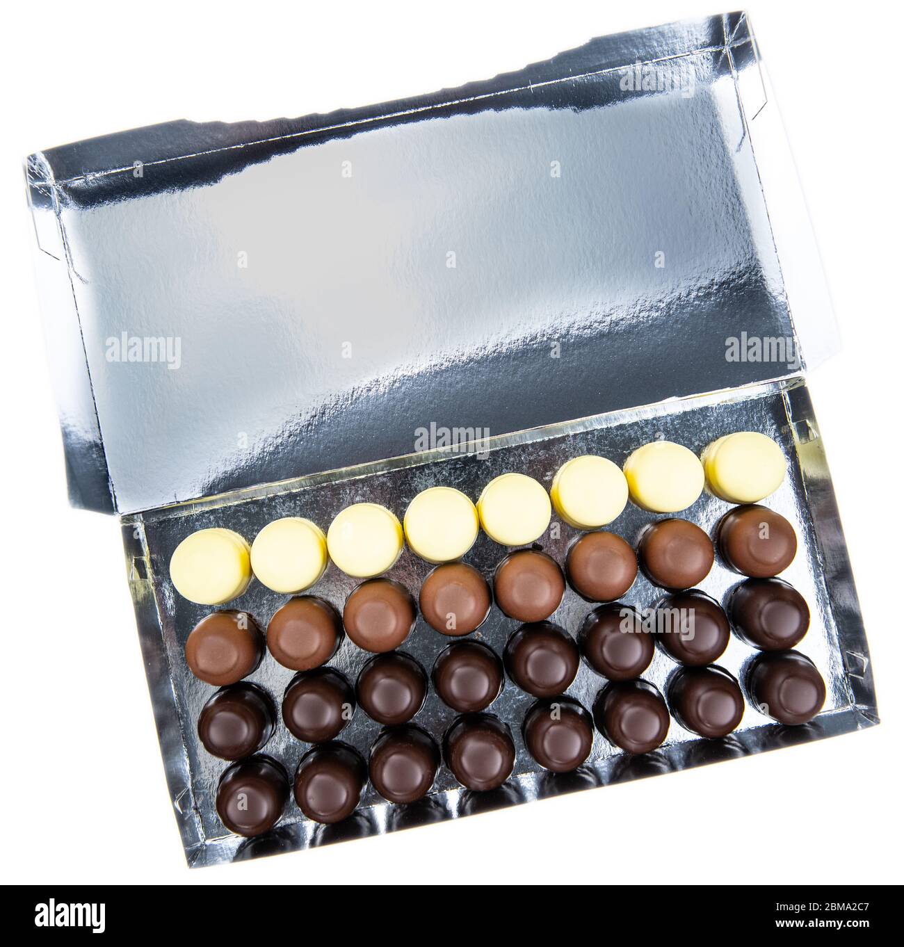 Guimauves au chocolat isolées sur fond blanc (gros plan ; mise au point sélective) Banque D'Images