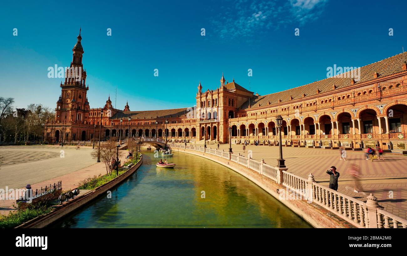 Séville, Espagne - 10 février 2020 : place de l'Espagne Plaza de Espana avec des bateaux sur le canal dans le magnifique centre-ville de Séville Banque D'Images