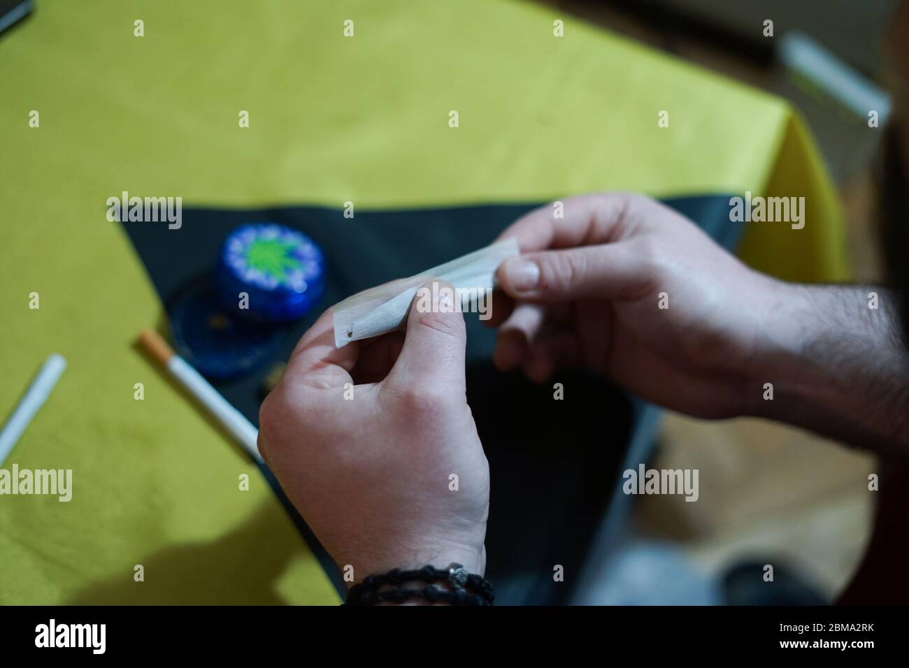 L'homme prépare un joint pour fumer de la marijuana Banque D'Images