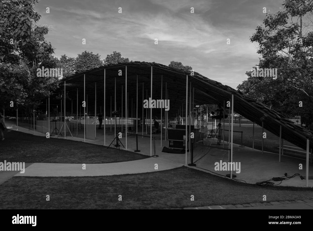 Le pavillon de la serpentine 2019, Kensington Gardens, Londres, conçu par Junya Ishigami B&W. Banque D'Images