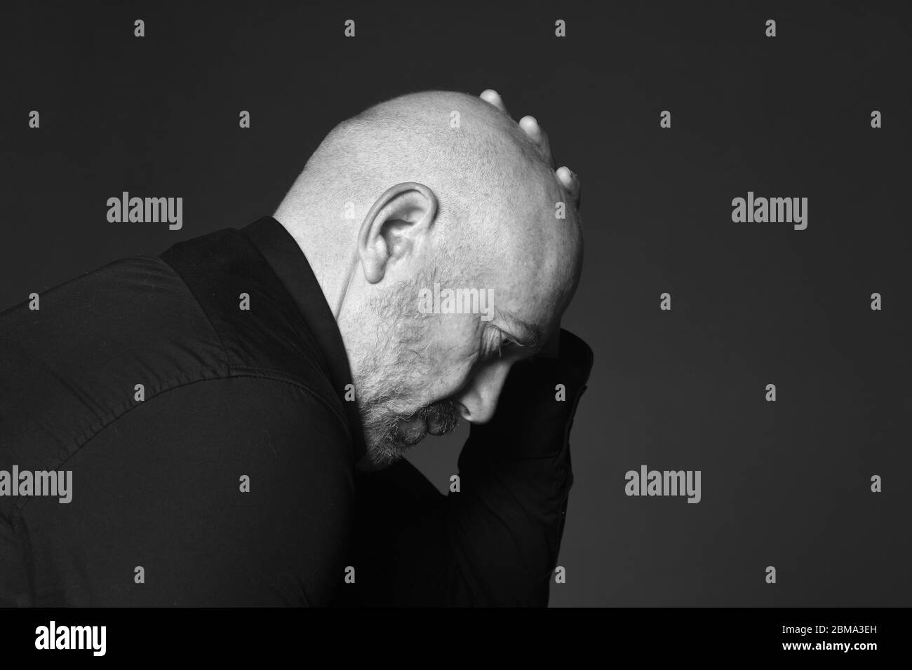 portrait d'un homme désespéré sur fond rouge Banque D'Images