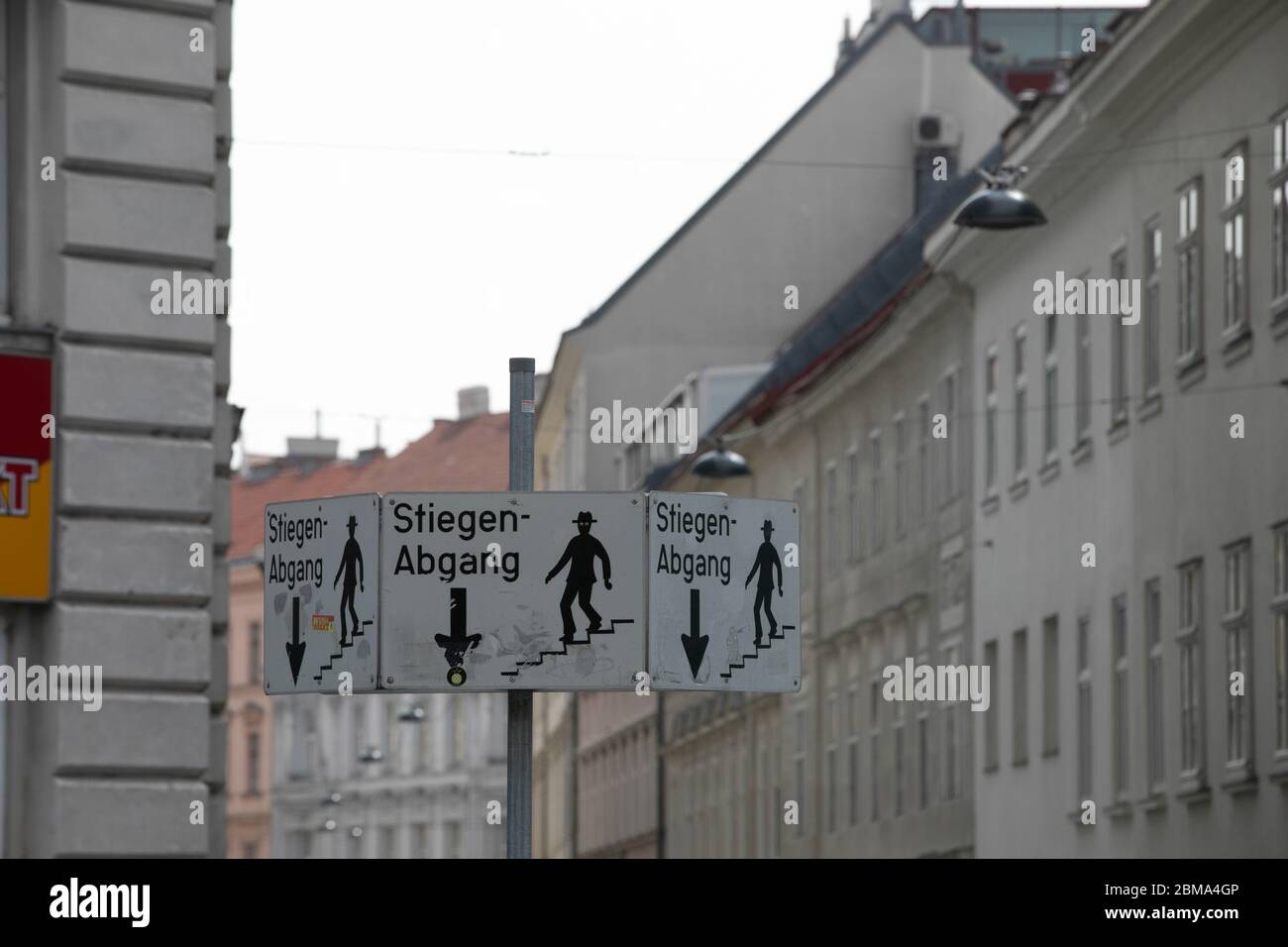 Panneaux en tôle pour un escalier piéton dans les rues de Vienne Banque D'Images