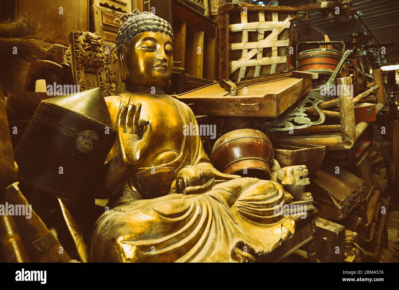 Vente de garage, statue de Bouddha et d'autres objets anciens prêts à être vendus Banque D'Images