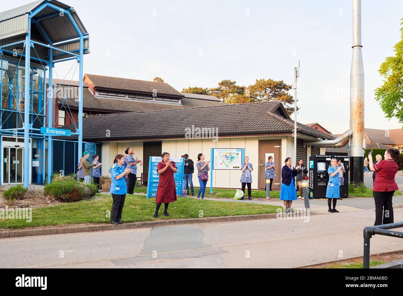 Rugby, Warwickshire, 7 mai 2020. Appréciation hebdomadaire des infirmières, soignants et principaux travailleurs du NHS à 20h le jeudi. Personnel hospitalier de Rugby St Cross Banque D'Images