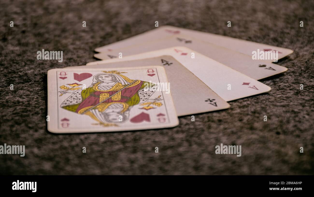 une main de poker, des cartes de jeu ouvertes sur la table dans un jeu, poker, quatre d'une sorte et reine Banque D'Images