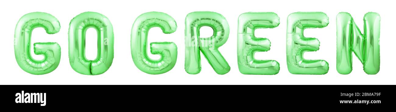 GO Green message fait de ballons gonflables verts isolés sur fond blanc Banque D'Images