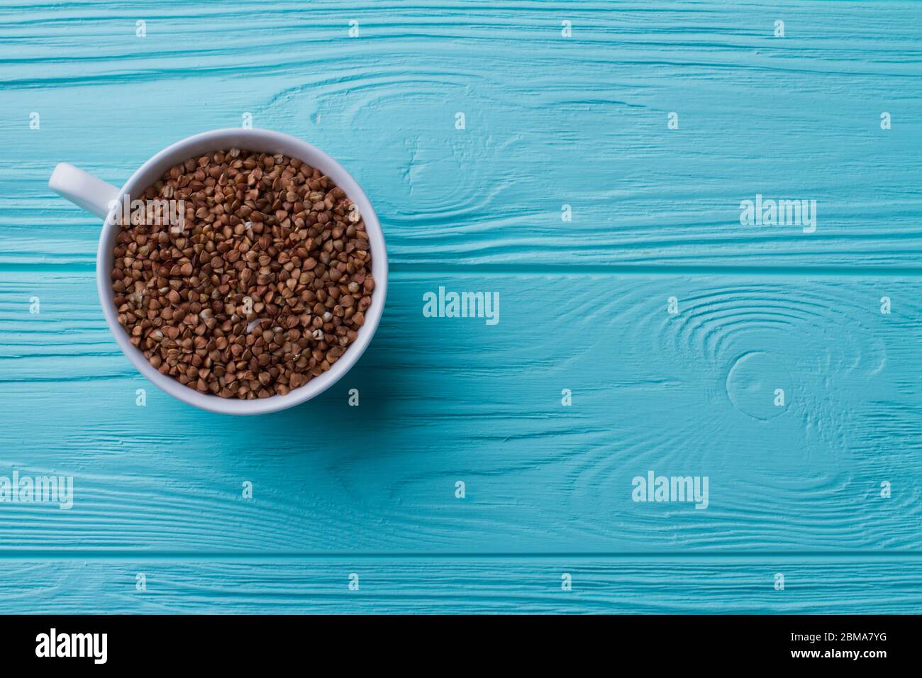 Vue de dessus d'une tasse de grains de sarrasin. Banque D'Images Vue de dessus d'une tasse de grains de sarrasin. Banque D'Images